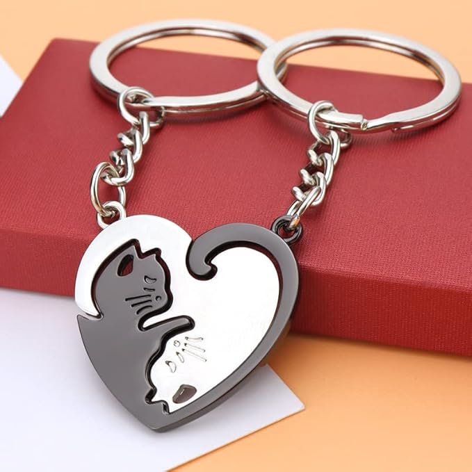 Cute Hug Cat Keychain – Patchwork Heart Keyring for Couples, Lovers, Bags & Car Accessories Gift