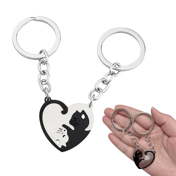 Cute Hug Cat Keychain – Patchwork Heart Keyring for Couples, Lovers, Bags & Car Accessories Gift